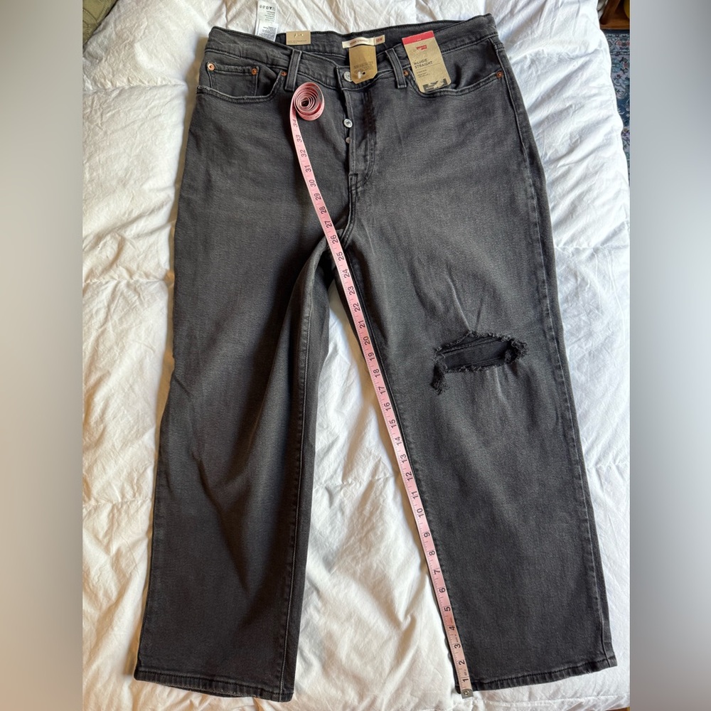 NWT Wmns Levi’s Buttonfly Black Distressed ‘Wedgie Straight’ Jeans Plus size 18W